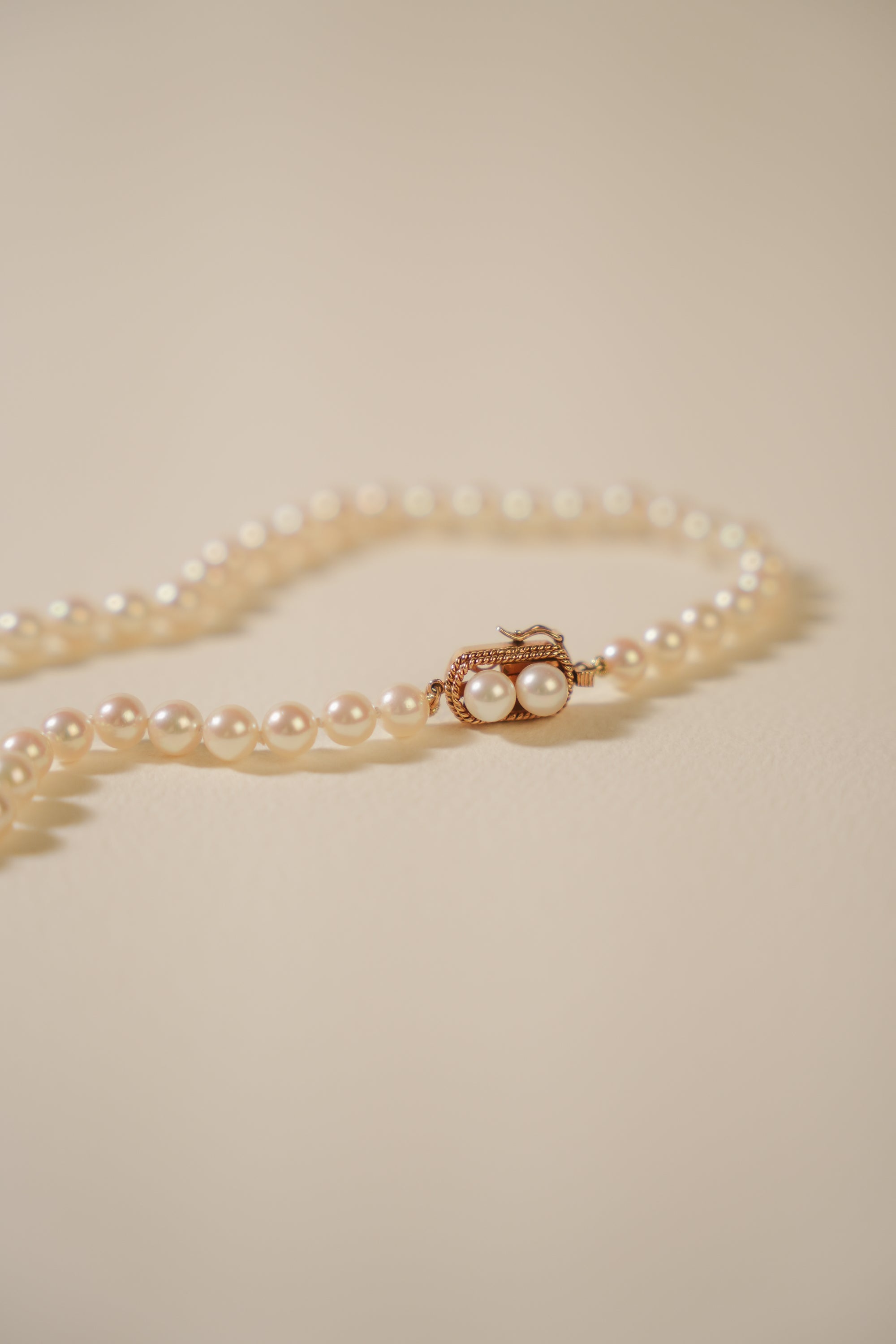 Pearl Necklace with Rope Detail